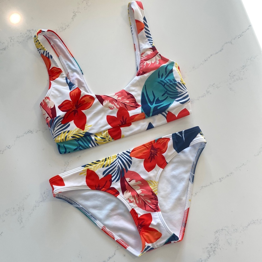 💕Host Pick💕 Two piece Hollister swim suit white with red flowers